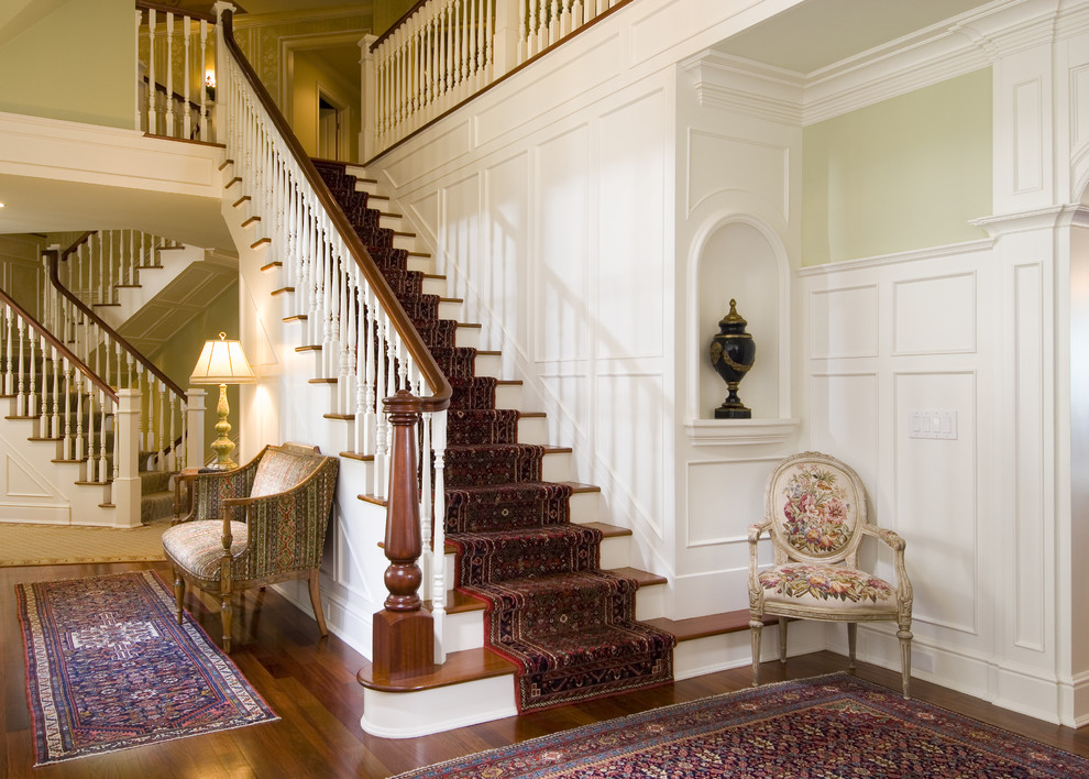 Пример оригинального дизайна: прямая лестница в классическом стиле с деревянными ступенями