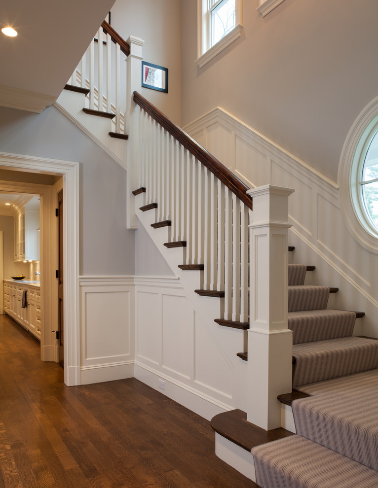 Свежая идея для дизайна: п-образная лестница среднего размера в викторианском стиле с деревянными ступенями, крашенными деревянными подступенками и деревянными перилами - отличное фото интерьера