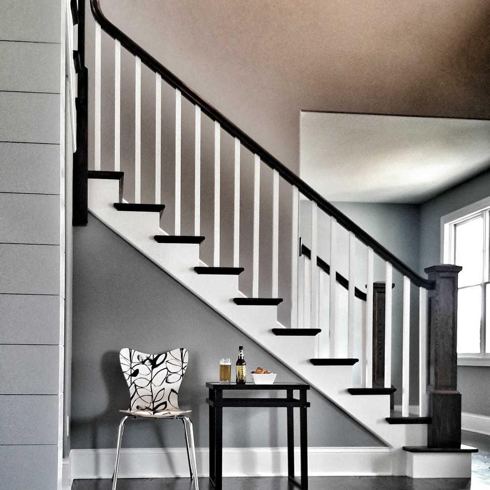 Imagen de escalera en L clásica renovada de tamaño medio con escalones de madera y contrahuellas de madera pintada