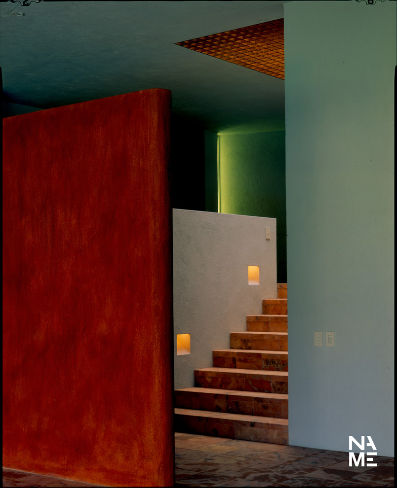 メキシコシティにある広いコンテンポラリースタイルのおしゃれな階段の写真