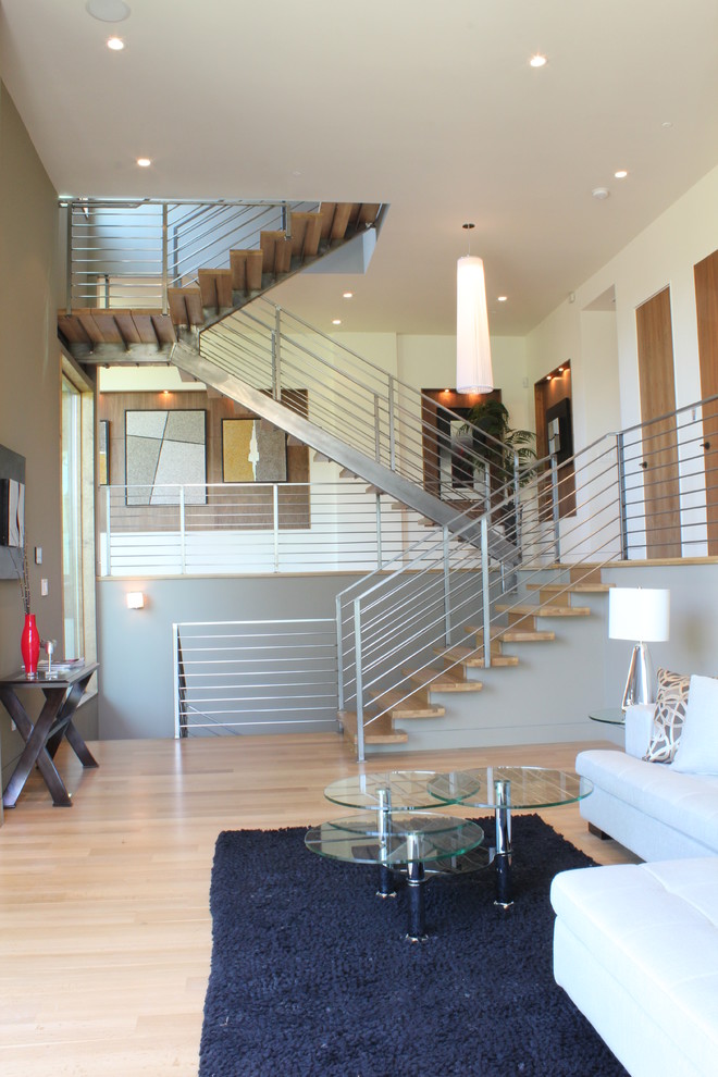 Imagen de escalera suspendida actual de tamaño medio con escalones de madera y contrahuellas de madera