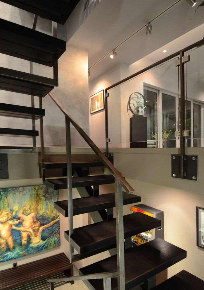 Источник вдохновения для домашнего уюта: большая п-образная лестница в современном стиле с деревянными ступенями и стеклянными перилами без подступенок