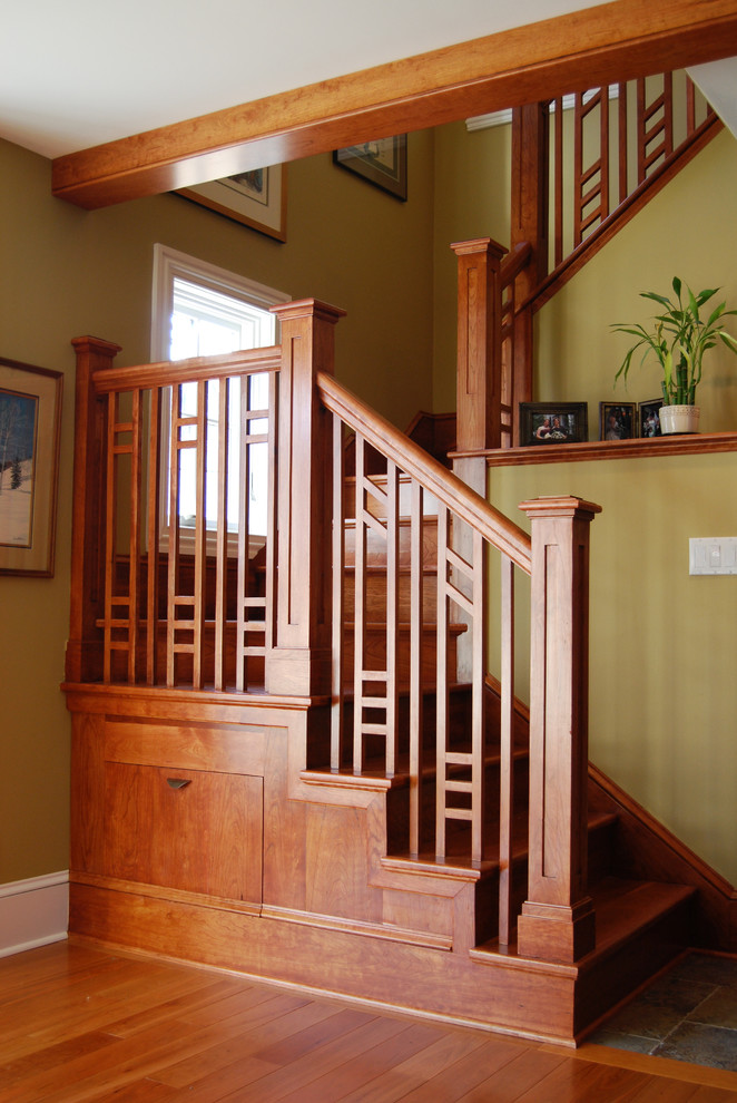 Cette photo montre un escalier chic en U de taille moyenne avec des marches en bois et des contremarches en bois.
