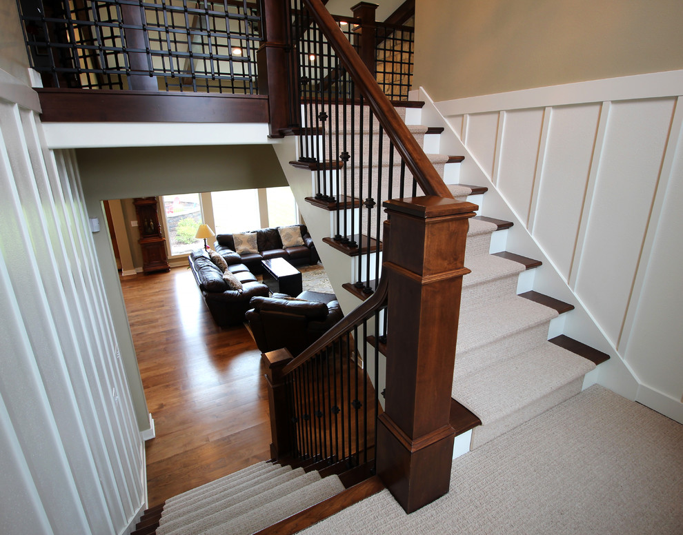 Inspiration pour un escalier peint chalet en U de taille moyenne avec des marches en bois.