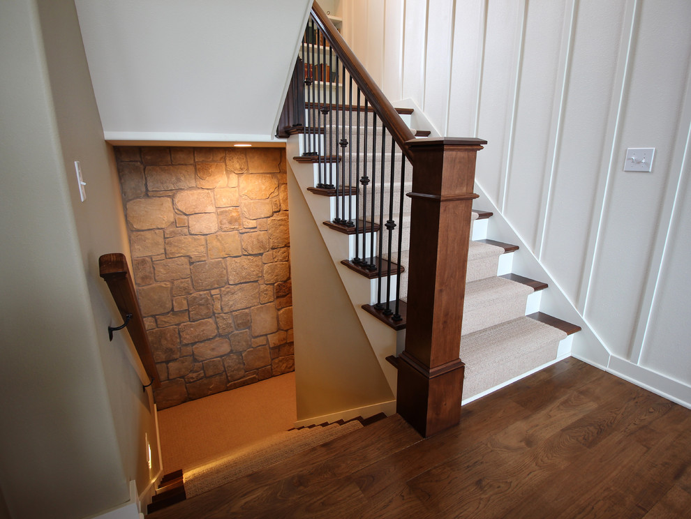 На фото: п-образная лестница среднего размера в стиле рустика с деревянными ступенями и крашенными деревянными подступенками с