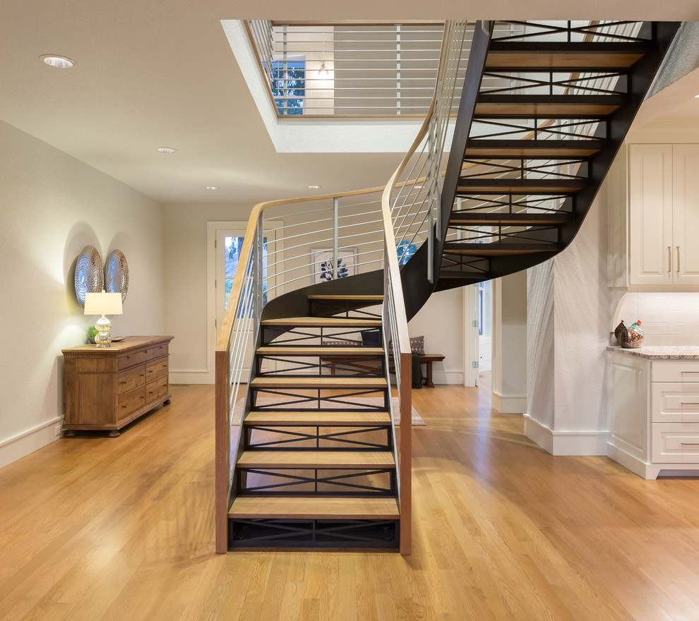 Стильный дизайн: п-образная лестница в стиле неоклассика (современная классика) с деревянными ступенями и перилами из тросов без подступенок - последний тренд