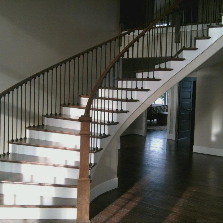 Modelo de escalera suspendida de estilo americano grande con escalones de madera y contrahuellas de madera