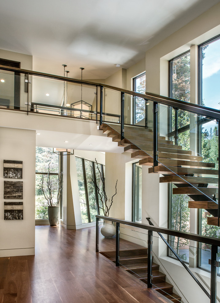 На фото: прямая лестница среднего размера в современном стиле с деревянными ступенями без подступенок