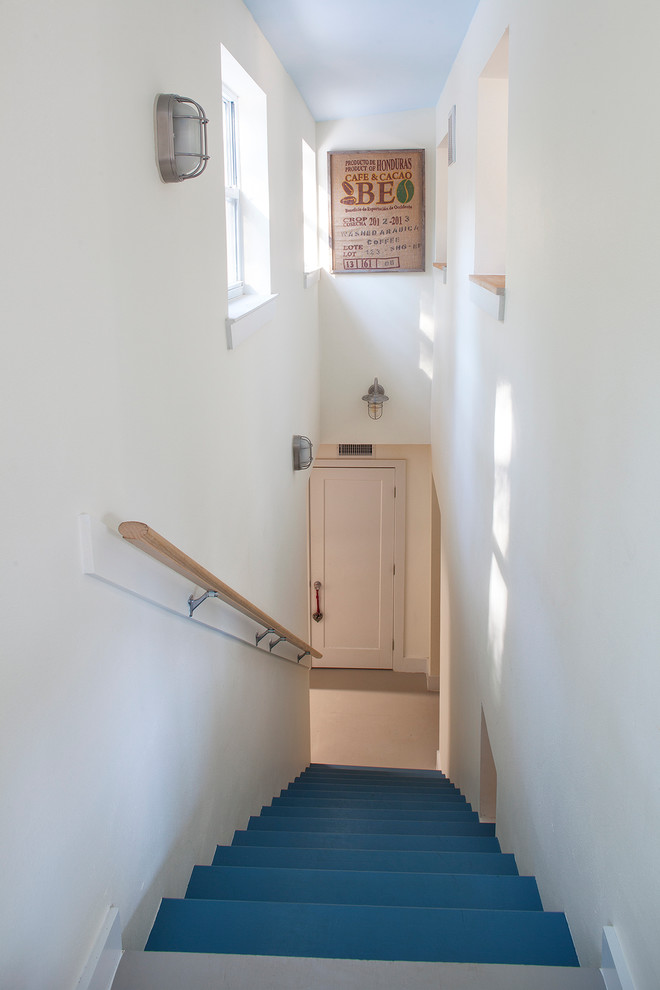На фото: прямая лестница среднего размера в стиле ретро с крашенными деревянными ступенями и крашенными деревянными подступенками с