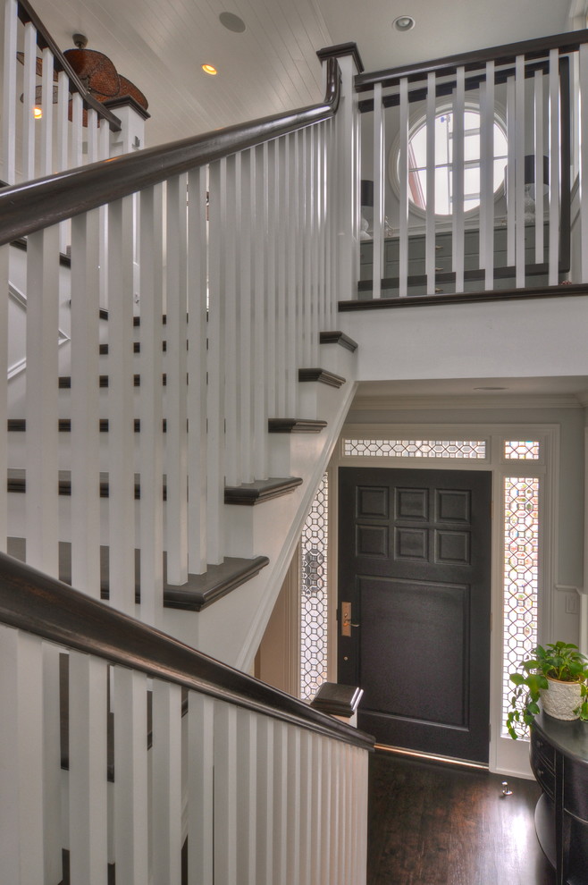 Идея дизайна: лестница в классическом стиле с деревянными ступенями