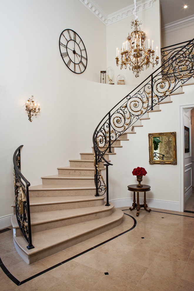 Свежая идея для дизайна: изогнутая лестница в средиземноморском стиле - отличное фото интерьера