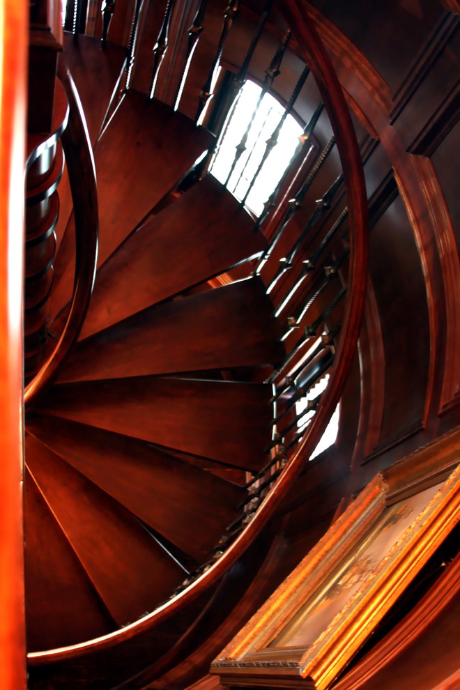 Exemple d'un escalier hélicoïdal chic.