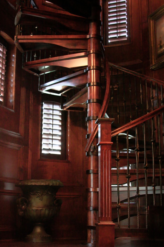 ダラスにあるラグジュアリーなトラディショナルスタイルのおしゃれな階段の写真