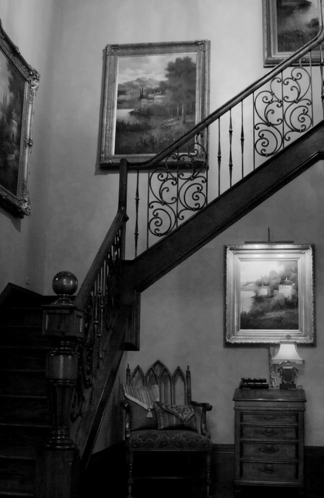ダラスにあるラグジュアリーな広いトラディショナルスタイルのおしゃれな階段の写真