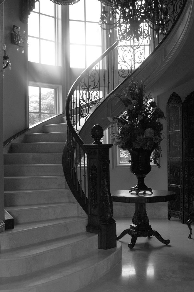 ダラスにあるラグジュアリーな広いトラディショナルスタイルのおしゃれならせん階段の写真