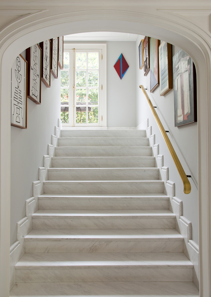 Идея дизайна: прямая лестница в классическом стиле с мраморными ступенями, подступенками из мрамора и деревянными перилами