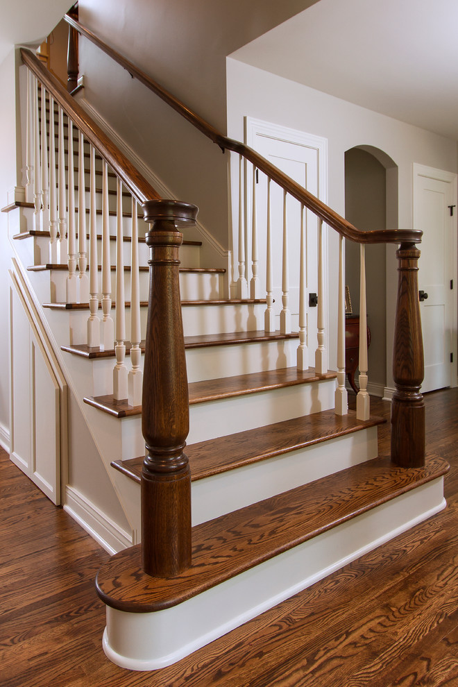 Foto de escalera recta clásica de tamaño medio con escalones de madera y contrahuellas de madera pintada