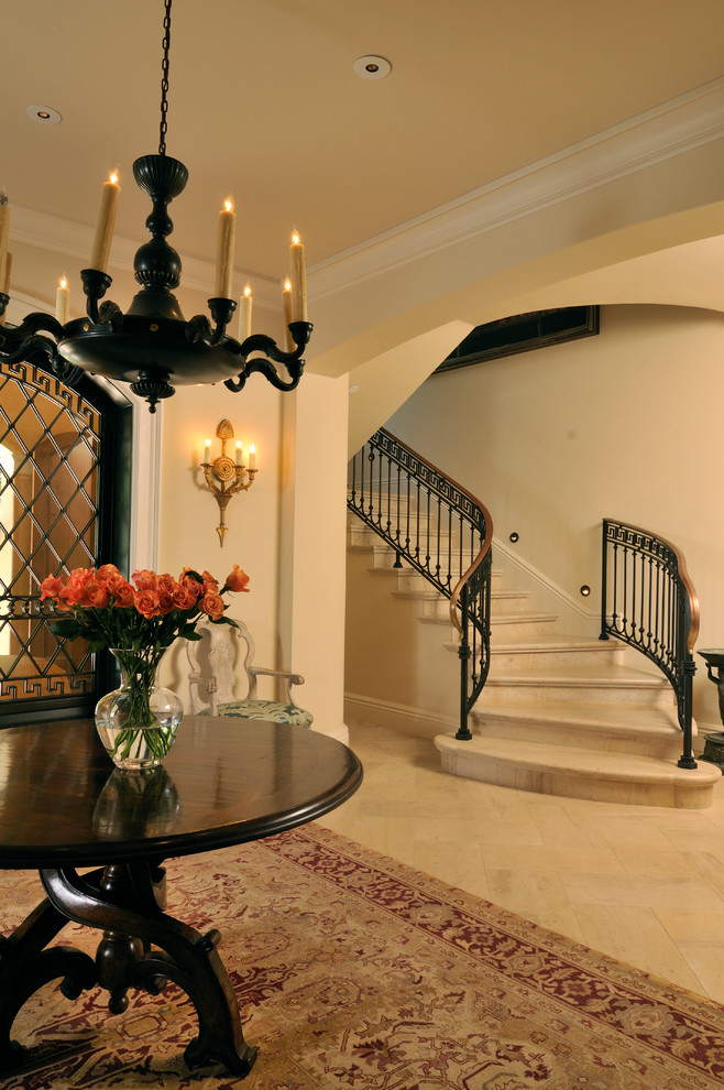 Свежая идея для дизайна: изогнутая лестница в классическом стиле - отличное фото интерьера
