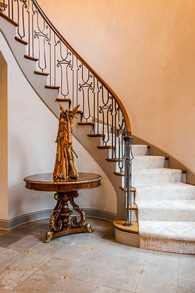 Свежая идея для дизайна: изогнутая лестница среднего размера в классическом стиле с ступенями с ковровым покрытием и ковровыми подступенками - отличное фото интерьера