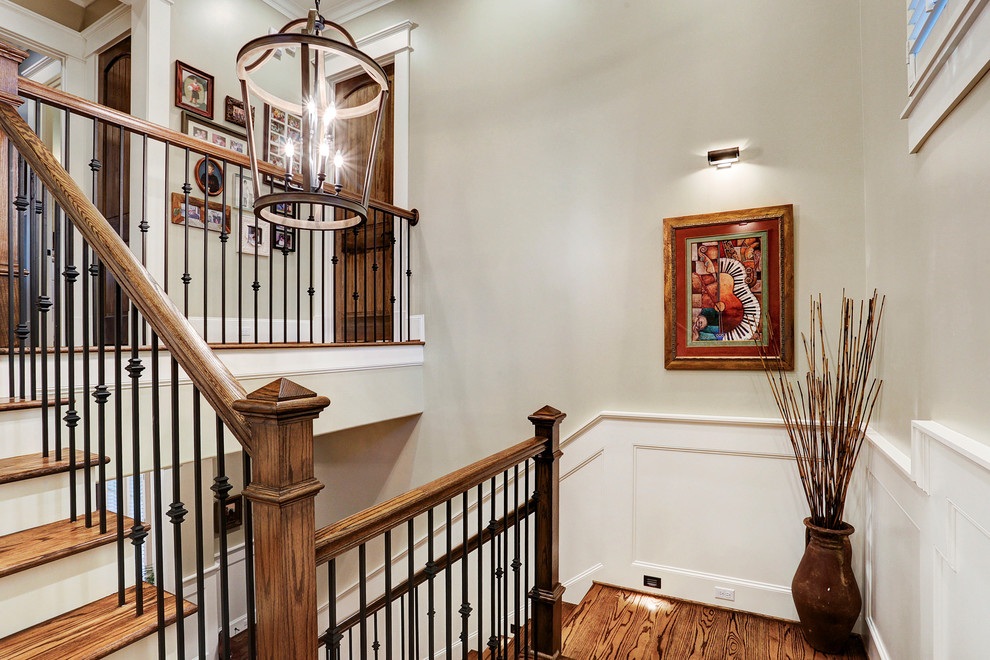 Источник вдохновения для домашнего уюта: большая лестница в стиле неоклассика (современная классика) с деревянными ступенями и перилами из смешанных материалов