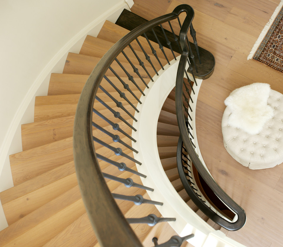 Свежая идея для дизайна: изогнутая деревянная лестница среднего размера в средиземноморском стиле с деревянными ступенями и деревянными перилами - отличное фото интерьера