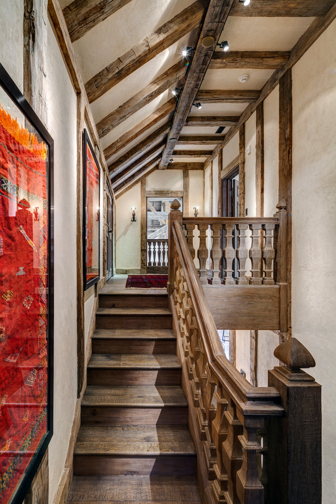 Foto de escalera tradicional con escalones de madera y contrahuellas de madera