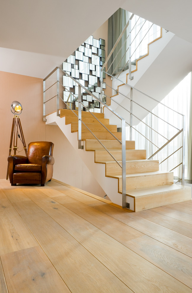 他の地域にある高級な広いコンテンポラリースタイルのおしゃれな階段 (木の蹴込み板) の写真