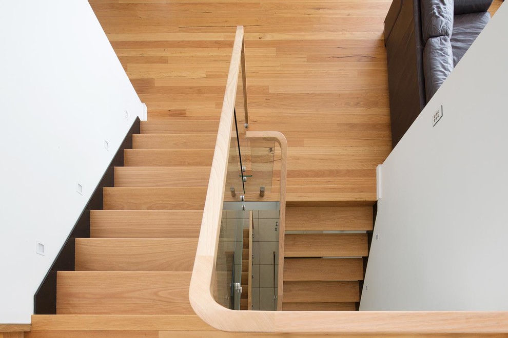 Exemple d'un grand escalier sans contremarche tendance en U avec des marches en bois et un garde-corps en matériaux mixtes.