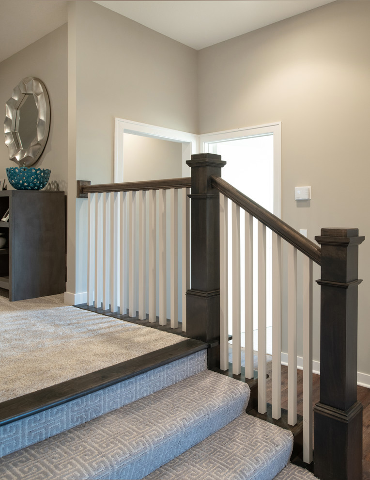 На фото: маленькая п-образная лестница в стиле кантри с ступенями с ковровым покрытием и деревянными перилами для на участке и в саду с