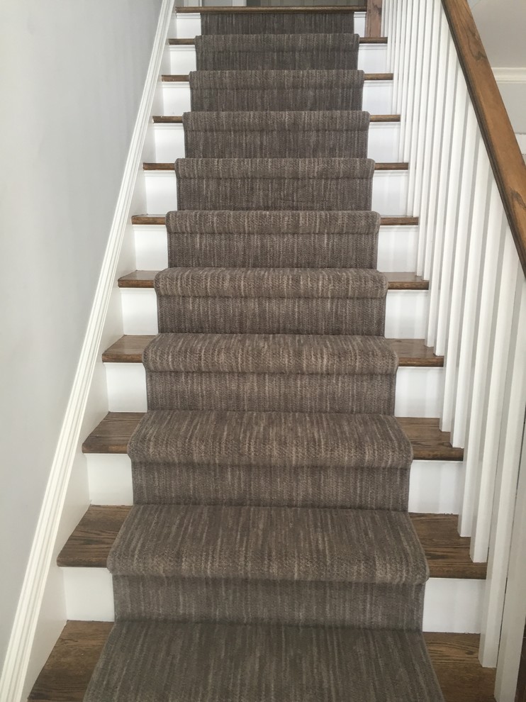 Aménagement d'un escalier peint droit classique de taille moyenne avec des marches en bois.