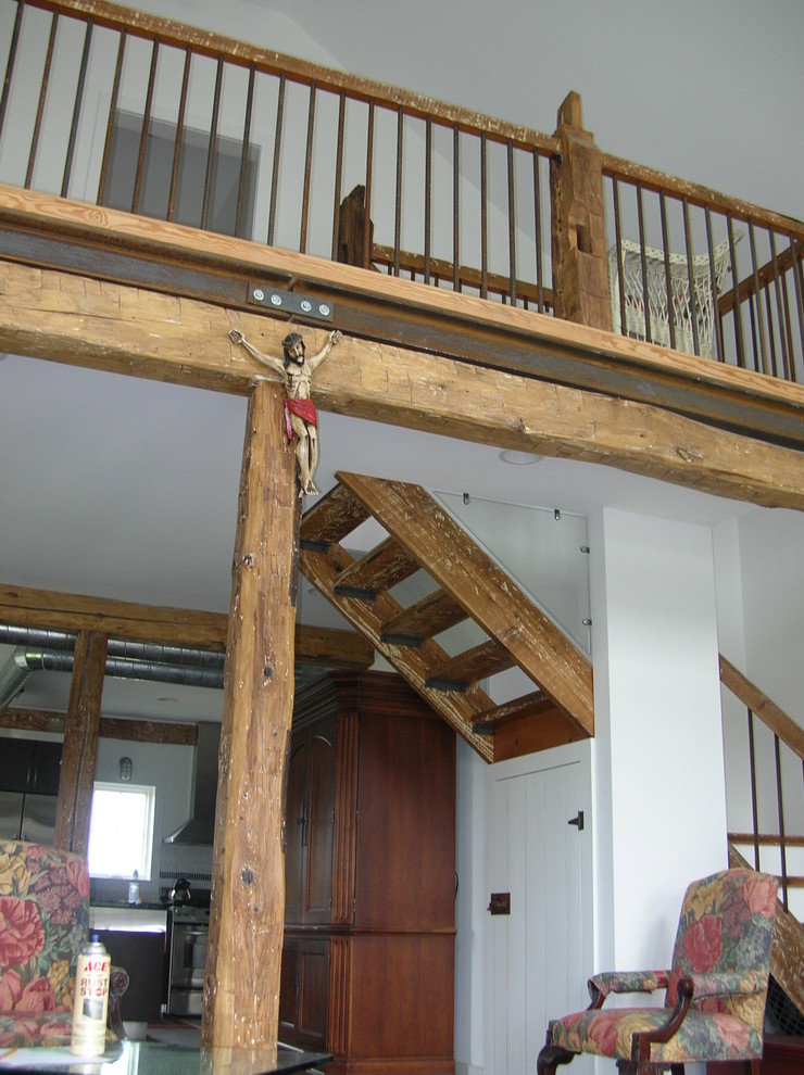 Rustik inredning av en mellanstor flytande trappa i trä, med öppna sättsteg