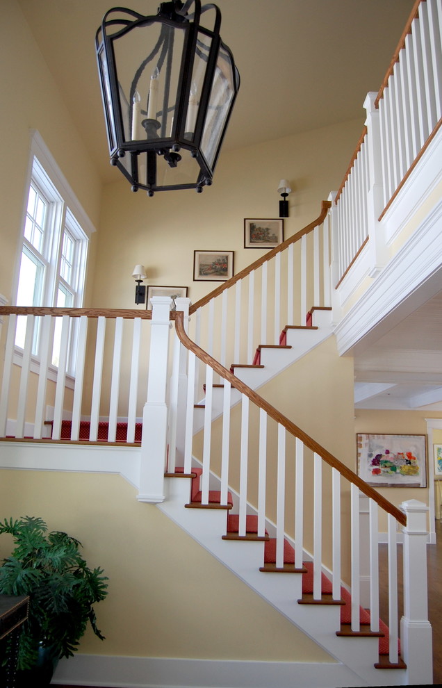 Источник вдохновения для домашнего уюта: огромная п-образная лестница в классическом стиле с деревянными ступенями и крашенными деревянными подступенками