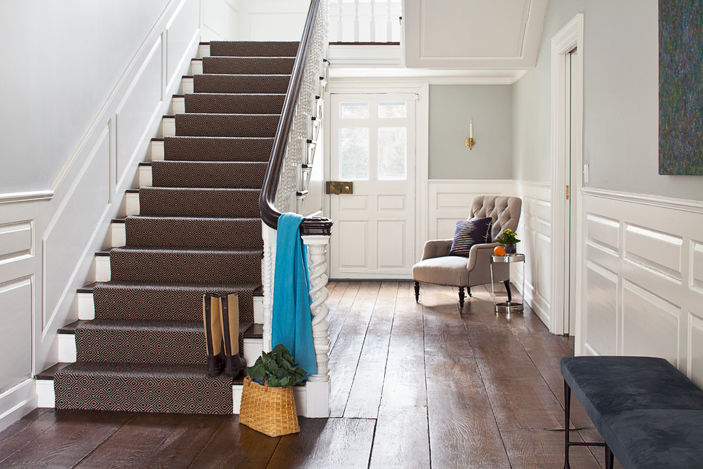 Стильный дизайн: п-образная лестница в классическом стиле с деревянными ступенями - последний тренд