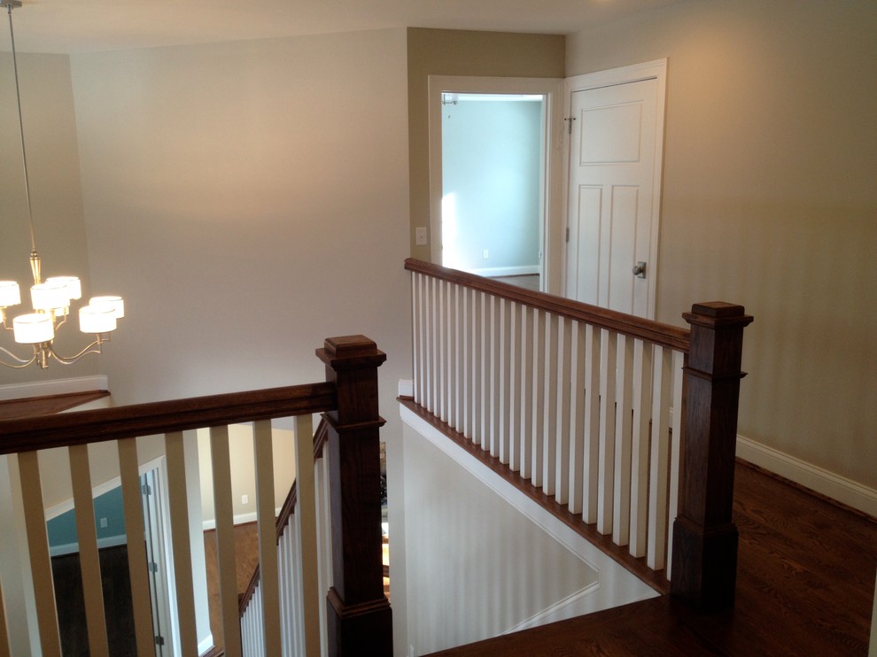 Idée de décoration pour un escalier peint courbe craftsman avec des marches en bois.