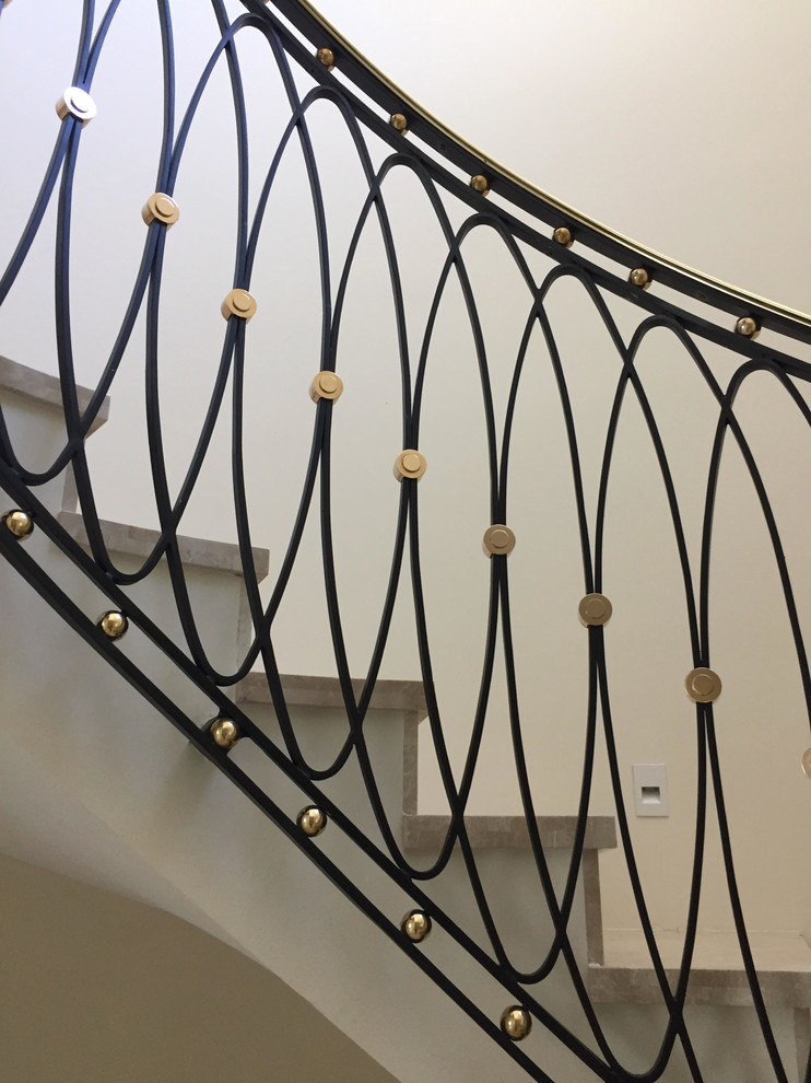 Réalisation d'un escalier carrelé design en L de taille moyenne avec des contremarches carrelées.