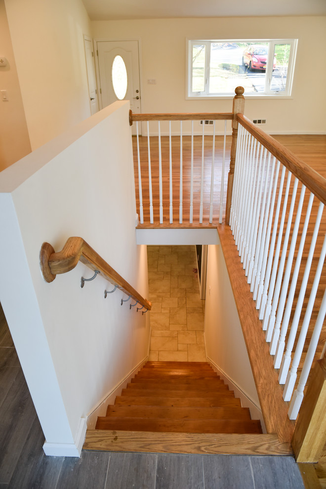 Imagen de escalera recta de estilo americano pequeña con escalones de madera y contrahuellas de madera