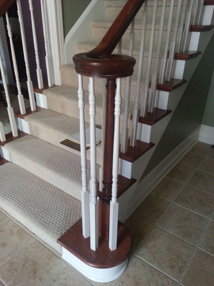 Esempio di una scala a rampa dritta american style di medie dimensioni con pedata in moquette e alzata in moquette