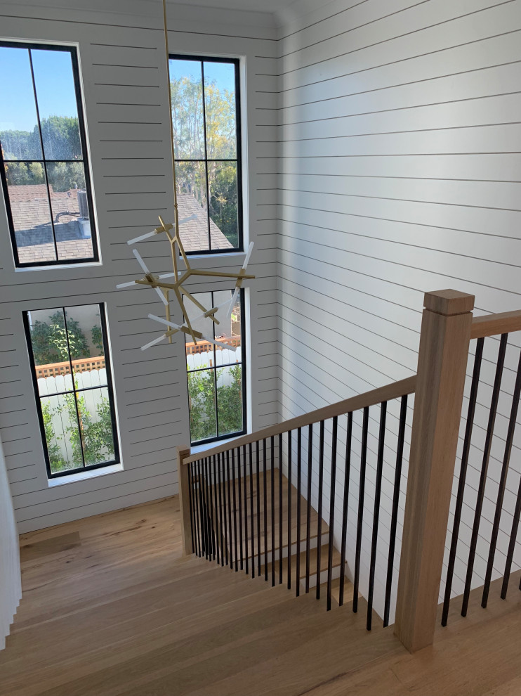 Große Landhausstil Treppe in U-Form mit gebeizten Holz-Setzstufen in Los Angeles
