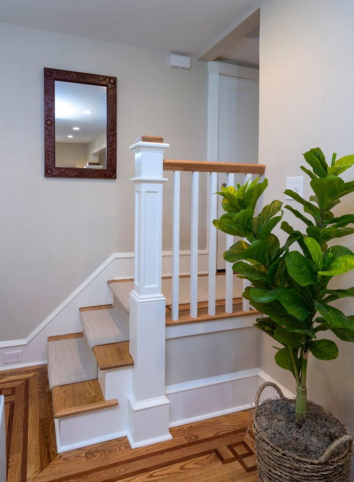 На фото: маленькая деревянная лестница в стиле кантри с деревянными ступенями и деревянными перилами для на участке и в саду с