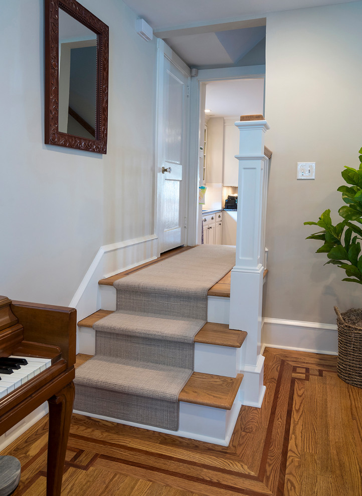 Diseño de escalera de estilo americano pequeña con escalones de madera, contrahuellas de madera y barandilla de madera