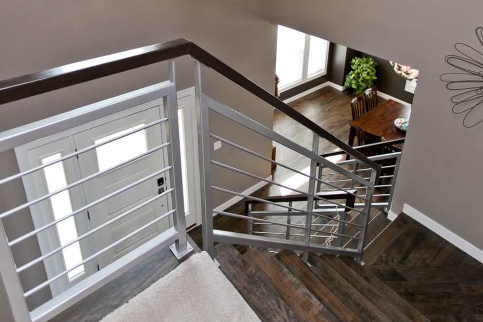 Свежая идея для дизайна: угловая лестница среднего размера в стиле неоклассика (современная классика) с деревянными ступенями, крашенными деревянными подступенками и перилами из смешанных материалов - отличное фото интерьера