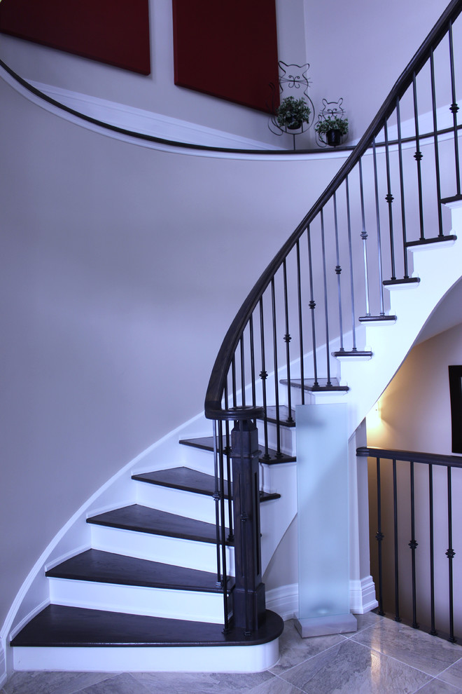 トロントにあるトランジショナルスタイルのおしゃれな階段の写真