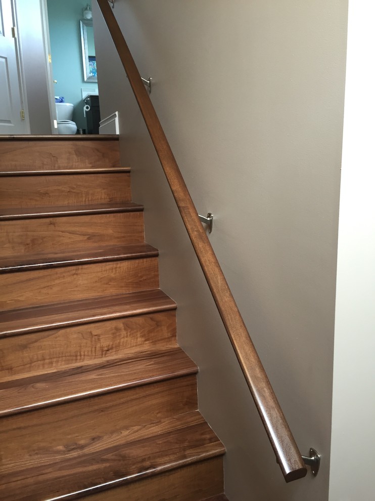 Imagen de escalera en L clásica de tamaño medio con escalones de madera, contrahuellas de madera y barandilla de madera