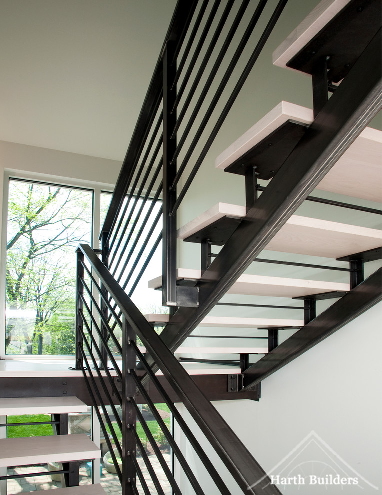 Пример оригинального дизайна: п-образная лестница среднего размера в стиле фьюжн с крашенными деревянными ступенями без подступенок