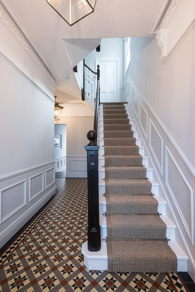 ロンドンにあるラグジュアリーな広いトラディショナルスタイルのおしゃれな折り返し階段の写真