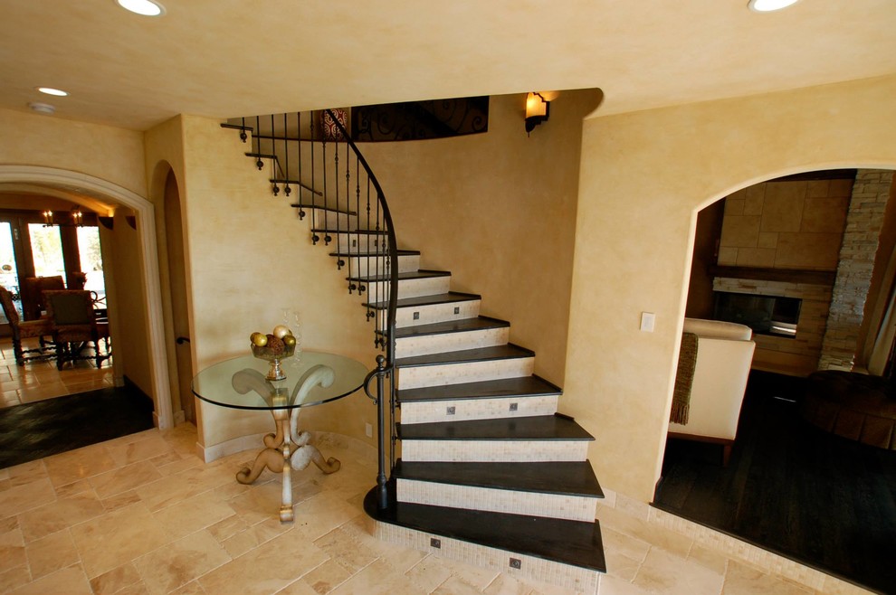 Gewendelte, Mittelgroße Klassische Treppe mit gefliesten Treppenstufen und gefliesten Setzstufen in San Diego