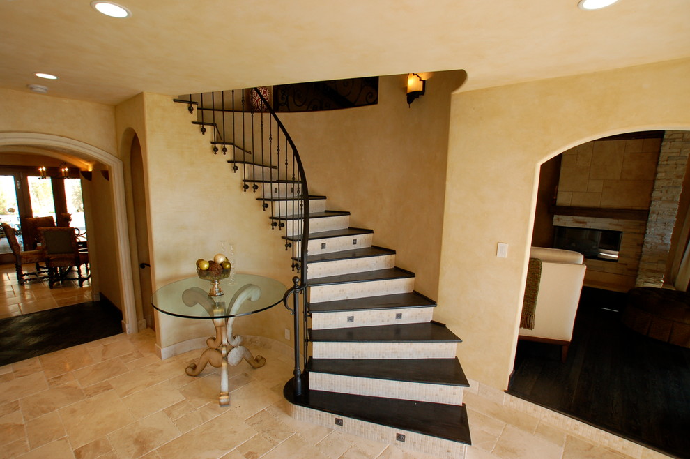 На фото: изогнутая лестница среднего размера в классическом стиле с ступенями из плитки и подступенками из плитки с