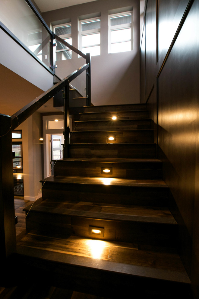 Свежая идея для дизайна: огромная лестница в стиле лофт - отличное фото интерьера