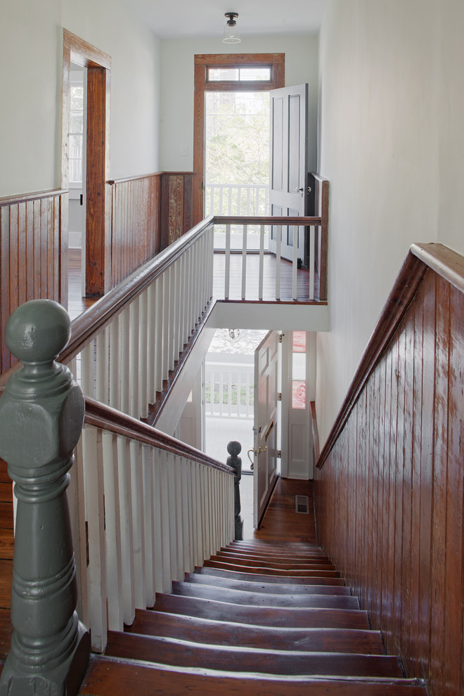 Exemple d'un petit escalier peint droit nature avec des marches en bois et un garde-corps en bois.