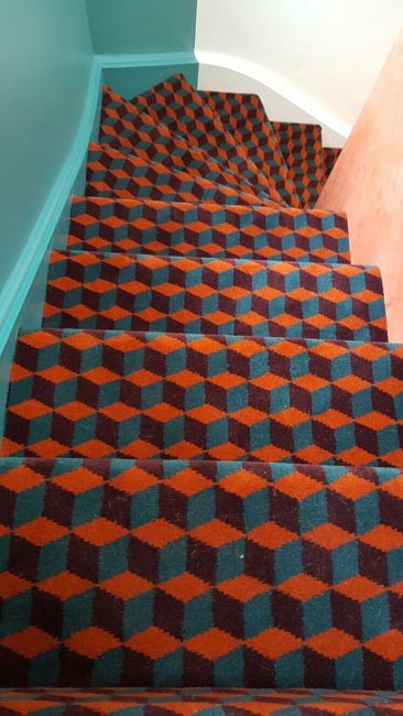Gewendelte, Mittelgroße Moderne Treppe mit Teppich-Treppenstufen, Teppich-Setzstufen und Mix-Geländer in London